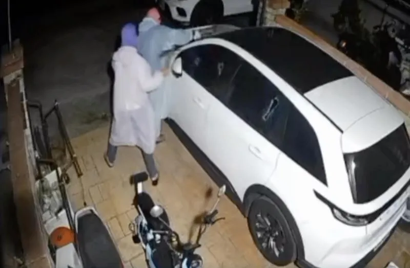 苗栗縣苑裡鎮林姓男子停放住家前的休旅車,暗夜遭蒙面雙煞以榔頭砸毀車窗。(圖/中央社)