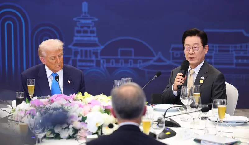 韓國總統李在明（右）與美國總統川普（左）29日晚間在韓國慶州的希爾頓飯店與多國領導人共進晚餐。（圖/APEC 2025 KOREA - Yonhap News提供）