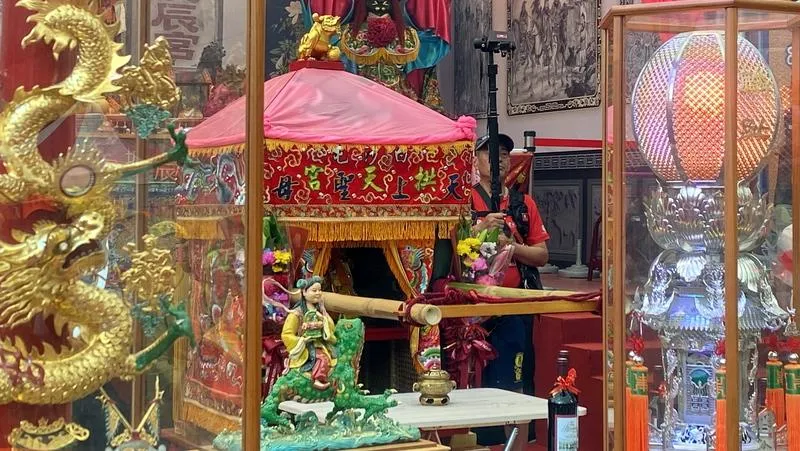 白沙屯媽祖新北「贊境祈安賜福」最後1天，在板橋舉辦「慈惠宮、拱天宮百年會香」祈福踩街活動，吸引上千信眾冒雨追逐粉紅超跑。(圖／中央社）