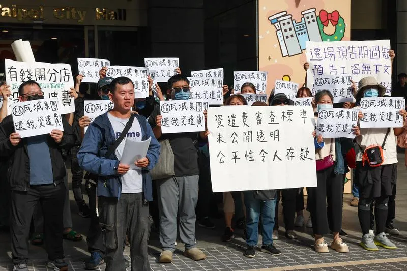 瓦城工廠搬遷引爭議,員工赴新北市府陳情。(圖/中央社)