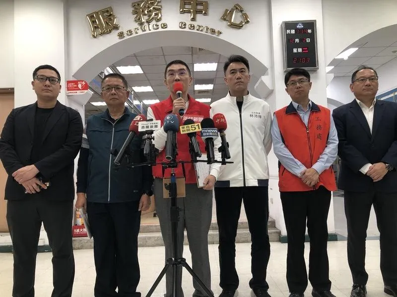 基隆市源遠路溝渠發現新污染物，因西勢水庫僅剩3天供水量，若基隆河水質未改善，暖暖區、仁愛區高地區域約3萬5000戶，3天後將預防性停水，市長謝國樑（左3）、立委林沛祥（右3）與台水公司2日受訪說明。（圖／中央社）