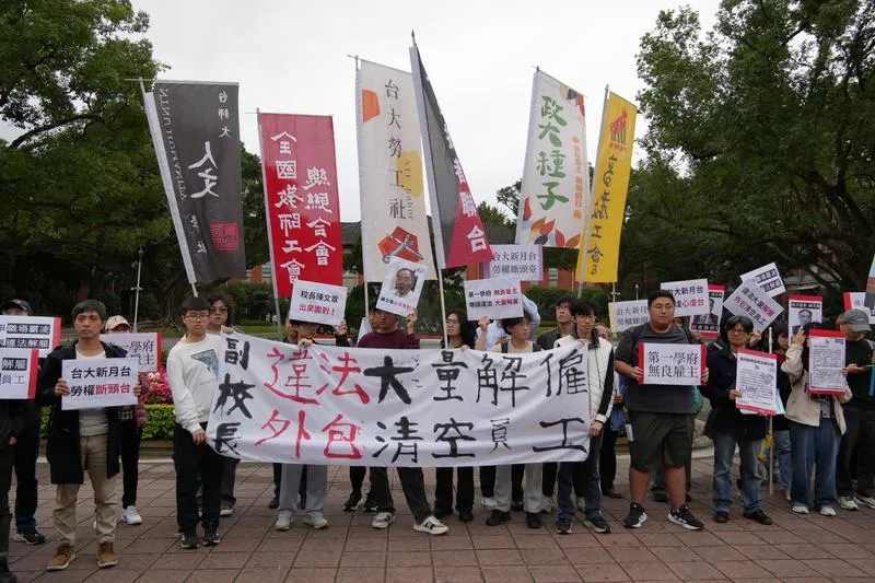 高教工會和多個學生社團5日一同舉辦記者會，指台灣大學紀念品辦公室「新月台」過去1、2個月來，出現違法解僱、職場霸凌；一行人於側門一路遊行到校園內行政大樓前。（圖/中央社）