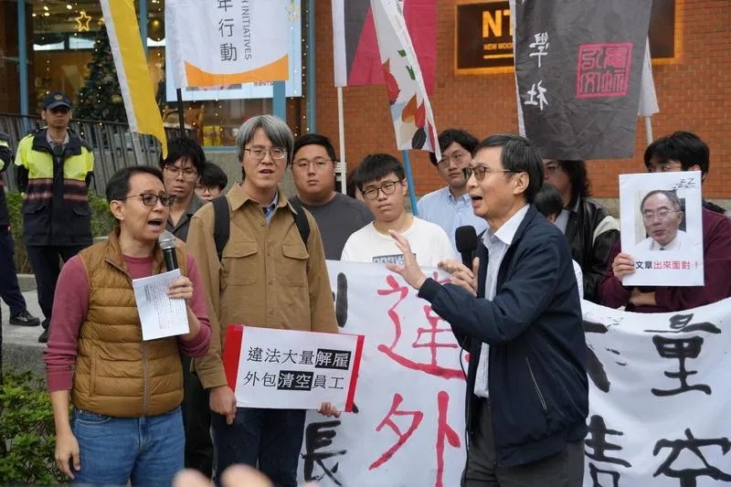 高教工會和多個學生社團5日一同舉辦記者會，指台灣大學紀念品辦公室「新月台」過去1、2個月來，出現違法解僱、職場霸凌。圖為台大主任祕書王大銘（前右）出面接受陳情。（圖/中央社）