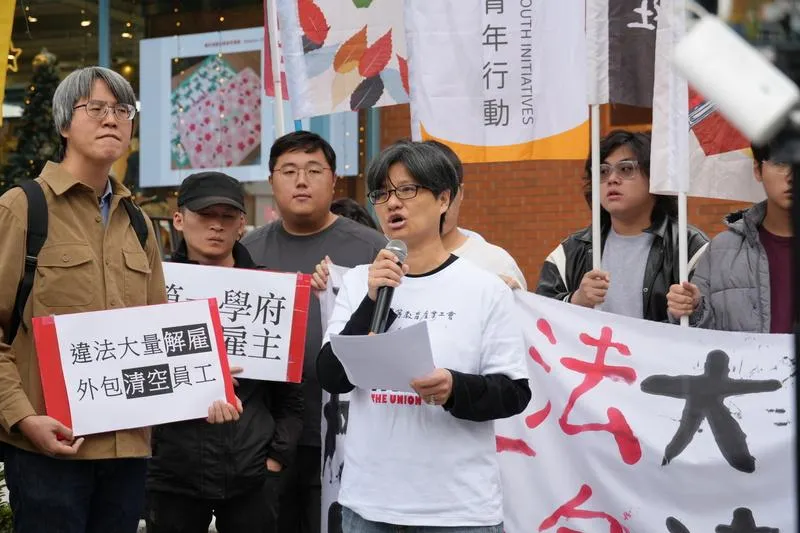 高教工會和多個學生社團5日一同舉辦記者會，指台灣大學紀念品辦公室「新月台」過去1、2個月來，出現違法解僱、職場霸凌。圖為遭解僱的前員工蔡梨敏（中）出面控訴。（圖/中央社）