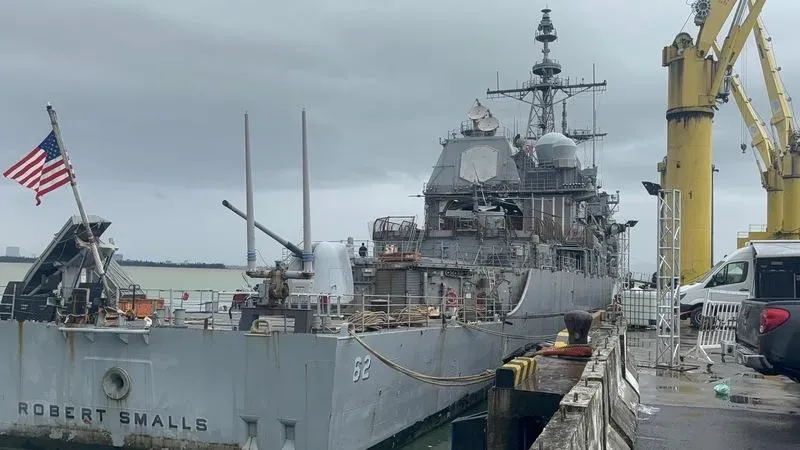 美國海軍第七艦隊提康德羅加級導彈巡洋艦史莫斯號與美國級兩棲攻擊艦的黎波里號正執行例行任務，8日起停靠峴港數日並與越南海軍進行軍事演習與防禦合作。中央社記者曾婷瑄峴港攝114年12月11日
