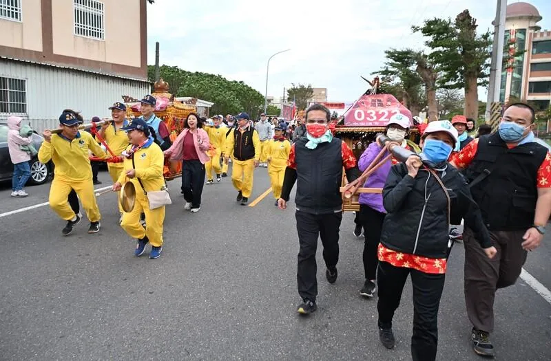 埔鹽順澤宮冠軍路跑14日登場，除烤豬、龍蝦等美食補給，更串聯在地宮廟，讓跑者奔馳間祈求神明賜福，更創新推出「轎班馬拉松特訓」，祈福文化融入跑步訓練。（圖／彰化縣政府提供）