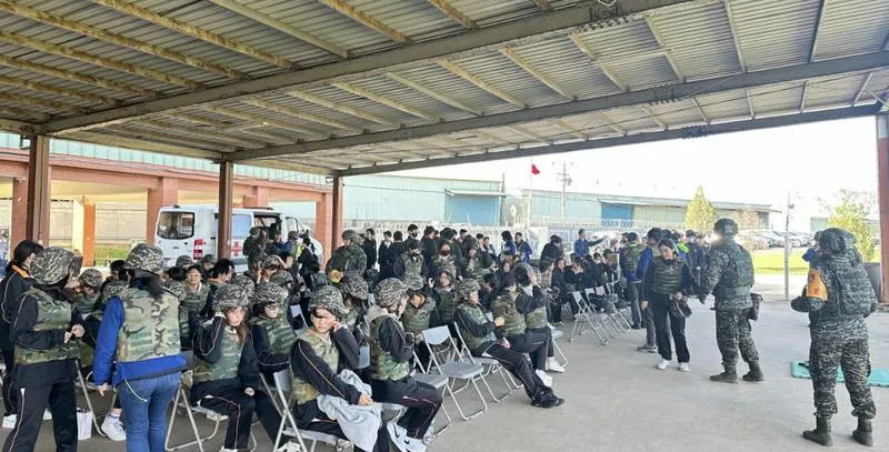 台北市教育局表示,高中職實彈射擊體驗活動每年定期舉辦,114學年度第1學期在海軍陸戰隊陸戰六六旅靶場舉辦,共4校1791人參與,女性710人、占4成。(圖/台北市教育局提供)