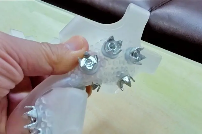 釘爪鞋套上含有尖銳金屬，具潛在攻擊性，屬於管制危安物品。（圖／中央社）
