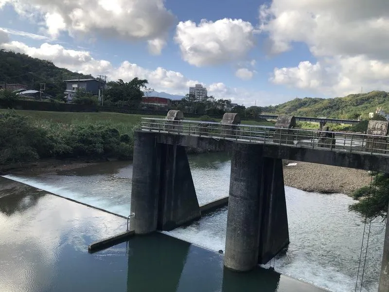基隆河11月27日起受到油污染,使得基隆市、新北市汐止區18萬戶用水受影響,台水公司經多次檢測後,確認水質符合標準,12月11日起八堵抽水站(圖)恢復抽取基隆河原水。(圖/中央社)