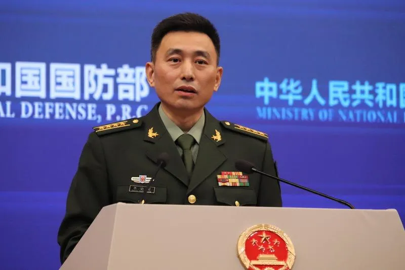 大陸國防部25日舉辦例行記者會，由發言人張曉剛回應中外媒體記者的提問。（圖/中央社）