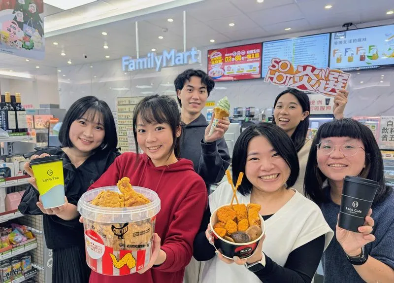 全家數百家門市位於跨年商圈的店舖，全力備戰31日跨年商機，販售現做熱食，包含茶葉蛋、飯糰、番薯等，較平日多準備5倍貨量、動員多達5倍人力和增設至10台收銀機。（圖／全家提供）