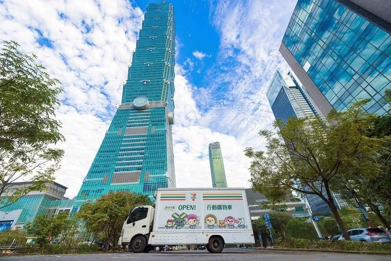 統一超31日指出，「行動購物車2.0」在跨年當天進駐台北101大樓旁，搶攻全民跨年夜即食即飲等消費需求。（圖／統一超提供）
