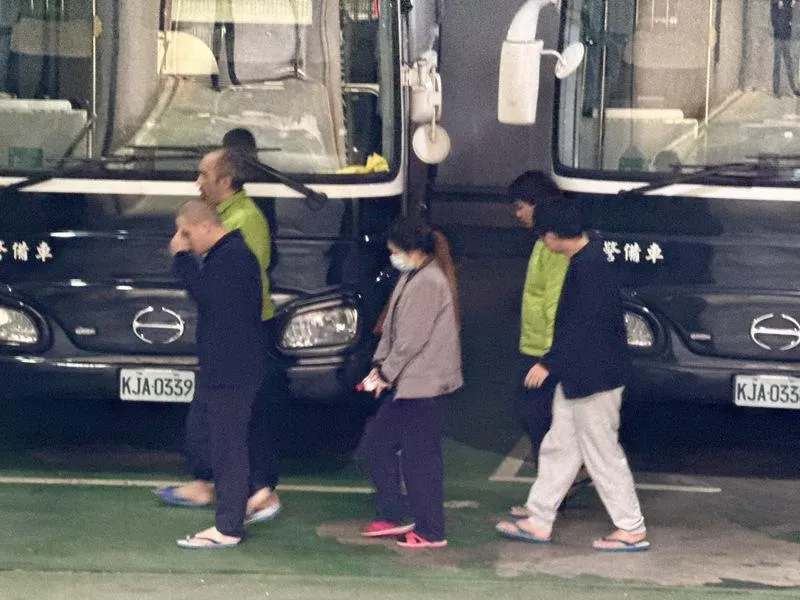 台北市知名餐廳「茗香園冰室」負責人羅姓男子(前左)等人,涉嫌利用第三方支付平台為非法博弈集團洗錢,金額高達新台幣306億餘元。台北地檢署5日依洗錢等罪起訴羅男等35人,並對羅男求刑9年6月。(圖/中央社)