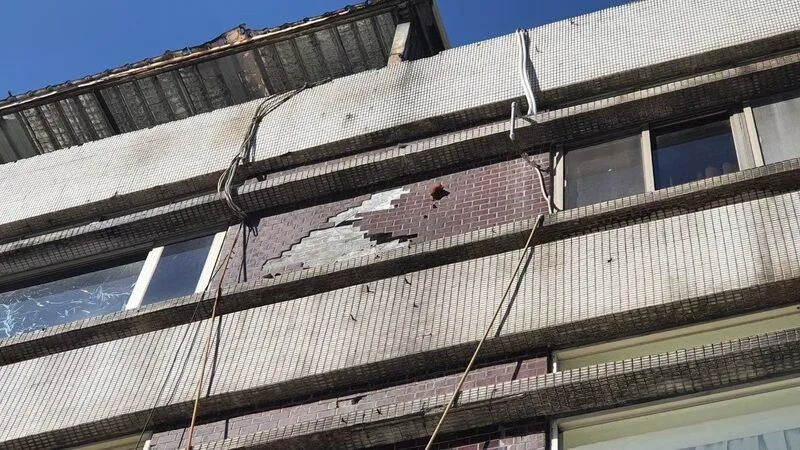 台北市建築管理工程處表示，冷氣團來襲，大樓外牆磁磚可能因熱脹冷縮，產生鼓脹現象發生剝落，民眾在戶外時應選擇具遮蔽空間如騎樓，以維護自身安全。（圖／建管處提供）