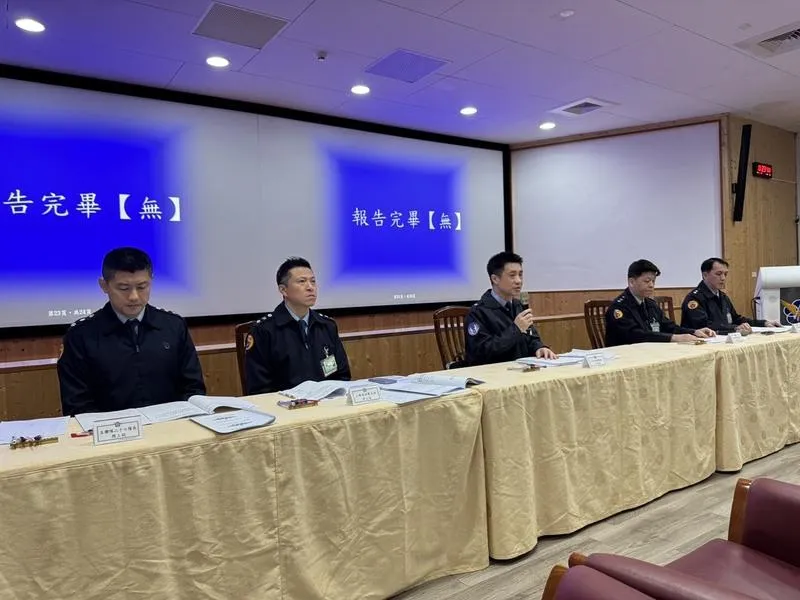 7日空軍F-16AM失事記者會，可見到螢幕上簡報的標註【無】。(圖/中央社)