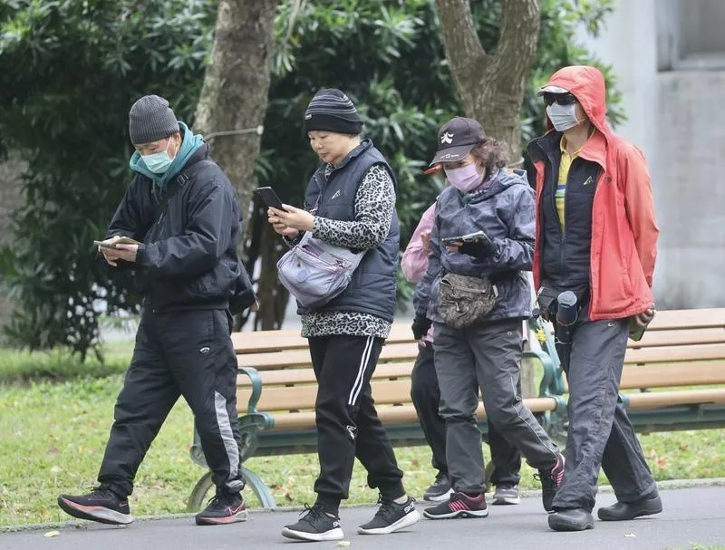 中央氣象署表示，11日大陸冷氣團南下，台灣各地氣溫明顯偏低，提醒民眾注意保暖。圖為台北市萬華區民眾穿保暖衣物到公園活動。（圖／中央社）