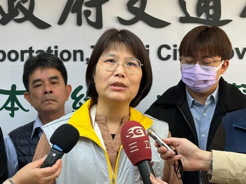台北市交通局交通安全科長鄭麗淑(中)15日表示,即日起推出3種機車駕訓補助方案,參加場內訓練並完成場外道路安駕訓練者最高可獲得6500元補助。(圖/中央社)