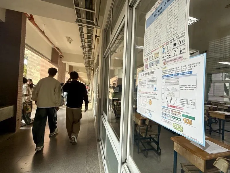 115學年學科能力測驗19日舉行第3天考試,考數學B、社會。圖為考生步入國立高雄師範大學附屬高級中學考場,準備應試。(圖/中央社)