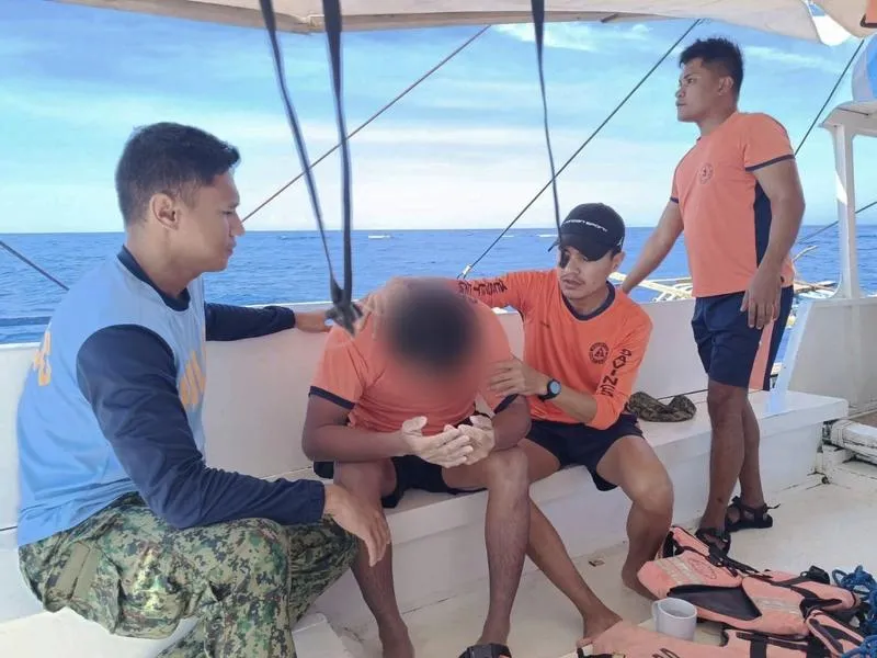 菲律賓南部納卯海域發生中型旅遊渡船翻覆事件，圖為海岸防衛隊人員20日上午在海上救起1名船員，搜救行動繼續中。（圖／中央社／菲律賓海岸防衛隊提供）