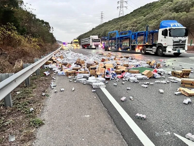大貨車貨物散落一地。(圖/民眾提供)