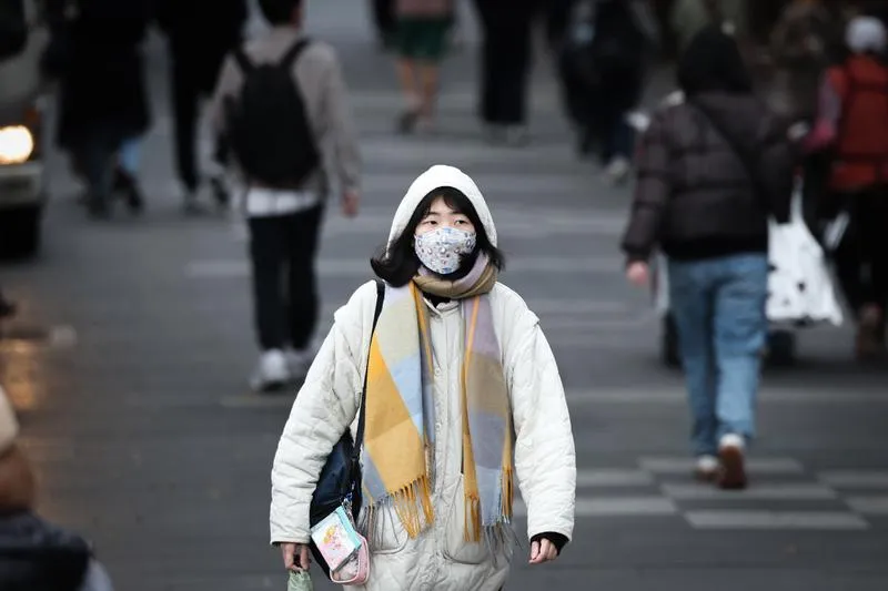 明天台南以北15縣市防攝氏10度以下低溫，水氣仍偏多，基隆北海岸、大台北山區防局部大雨。（圖／中央社）