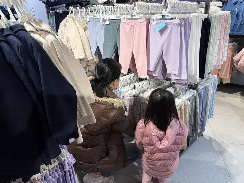 台灣服飾品牌NET延續多年愛心，為台北家扶中心弱勢家庭提供新台幣80萬元提貨金，24日封館讓兒少挑選新衣。（圖／中央社）