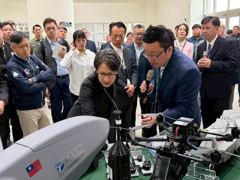蕭副總統參訪嘉義的亞洲無人機AI創新應用研發中心。(圖/中央社)