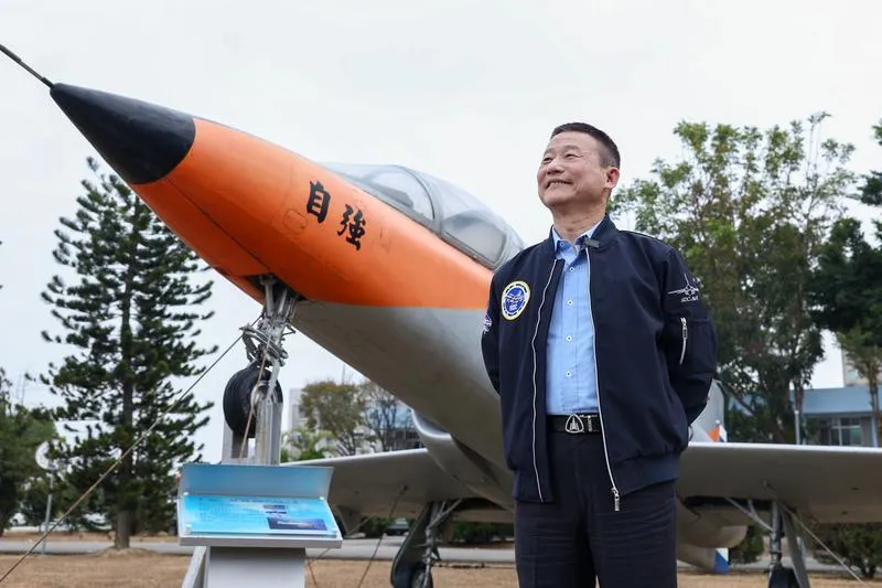 漢翔董事長曹進平，背後為目前僅存的0802號XAT-3原型機。(圖/中央社)