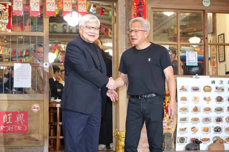 輝達(NVIDIA)執行長黃仁勳(右)親送台積電董事長暨總裁魏哲家(左)先行離場。(圖/中央社)
