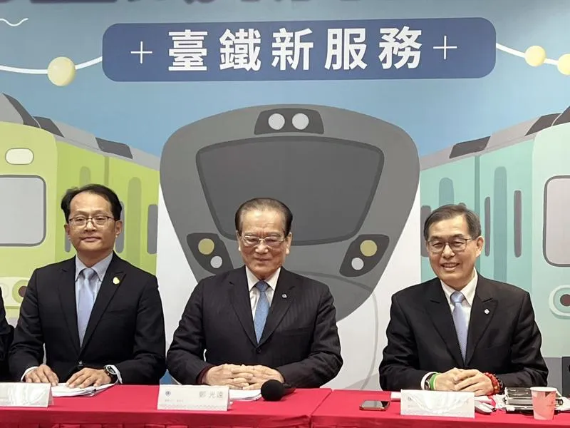 針對高鐵延伸宜蘭案,台鐵公司總經理馮輝昇(右)6日在新春媒體茶敘坦言,對台鐵運量、營收有一定影響,初步估算每年營收減少新台幣6.27億元。(圖/中央社)