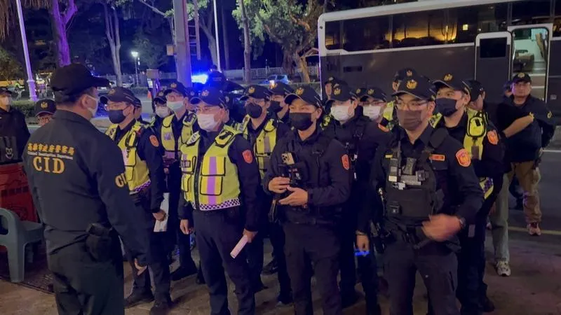 高雄市政府警察局9日於「115年加強重要節日安全維護工作」首夜，動員17個分局與外勤隊、大隊，合計520名警力投入全市擴大臨檢及路檢勤務。（圖／高雄市政府警察局提供）