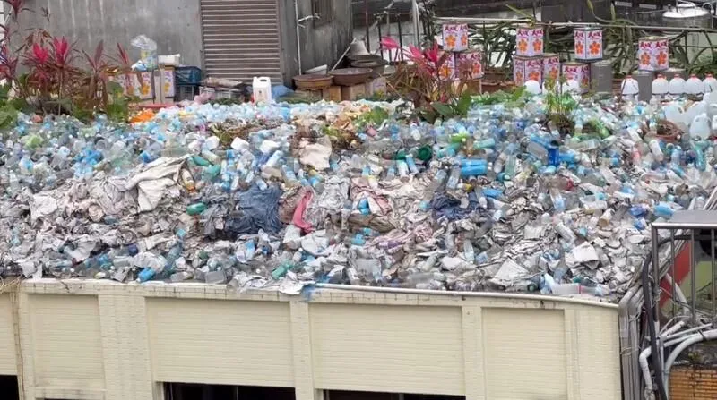 宜蘭縣礁溪鄉一家老字號溫泉旅館的頂樓,近日被發現堆滿上千個寶特瓶,形成「寶特瓶山」景觀。(圖/資料照)