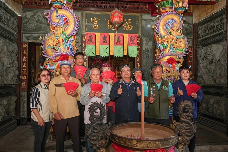 屏東科技董座回饋鄉里，枋山鄉發放紅包。（圖／中央社）