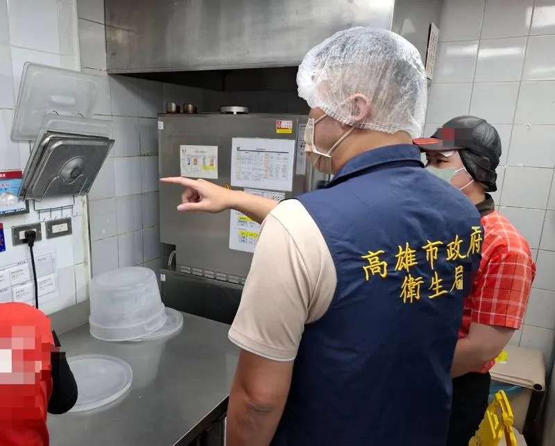 有網友在肯德基楠梓門市買到的蛋撻內發現電池，衛生局11日派員到店查察，證實是因員工計時器掉落導致電池彈入產品。（圖／高雄市衛生局提供）