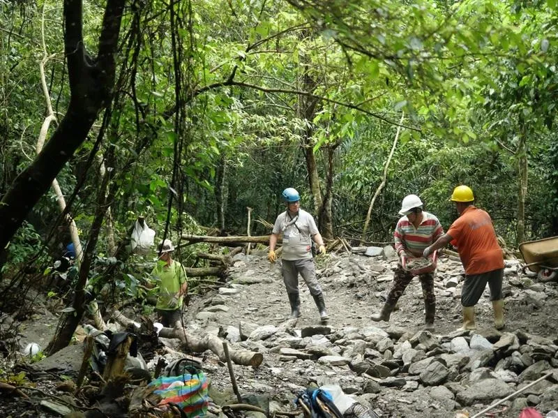 位於花蓮縣卓溪鄉的八通關越嶺道路鹿鳴吊橋段2年前因颱風受創嚴重,林業保育署花蓮分署與在地族人合作,透過手作步道方式修復,以砌石橫跨被豪雨沖刷的溪溝地形。(圖/林業保育署花蓮分署提供)