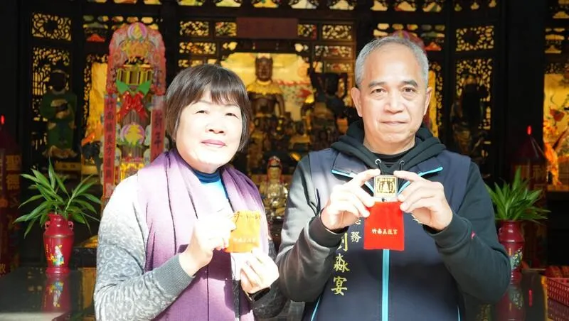 竹南五穀宮將於大年初一發無事牌 有別坊間常見的圓形錢母，位於苗栗縣竹南鎮的竹南 五穀宮將於大年初一（17日）發放免費、限量1200份 的方形「無事牌」。（圖／中央社）