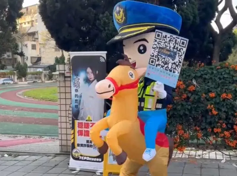 國小開學日，台中市第五警分局23日進行護童活動，準備創意騎警氣球人偶，順便宣導防詐。（圖／民眾提供）
