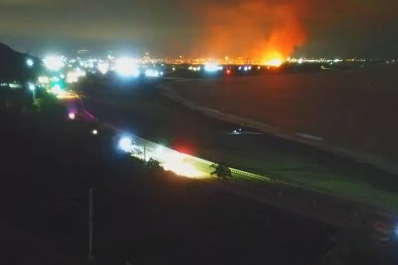 火勢猛烈，10公里外的台東市和南迴地區都能看到火光，天空通紅。（圖／中央社）