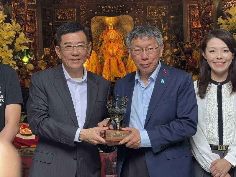 柯文哲(圖右)拜會竹市議長許修睿。(圖/中央社)