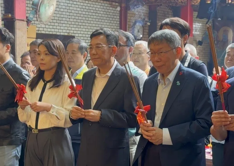 柯文哲(圖右)與許修睿、高虹安到竹蓮寺參香。(圖/中央社)