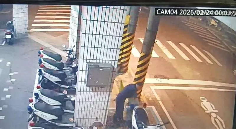 基隆市忠二路派出所長徐紹文不滿員警未清洗警用機車,幫忙洗完後,以手指抹車牌且放入口中吸吮,並對員警開酸引議論,但有同事說,徐紹文凌晨下班後幫忙洗機車,直到隔天上午洗了30輛。(圖/讀者提供)