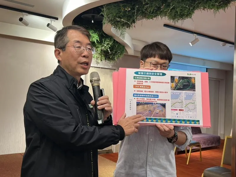 交通部高速公路局局長陳文瑞（左）6日表示，目標120年底前完工，林口至桃機尖峰行車時間縮為15分鐘。（圖／中央社）