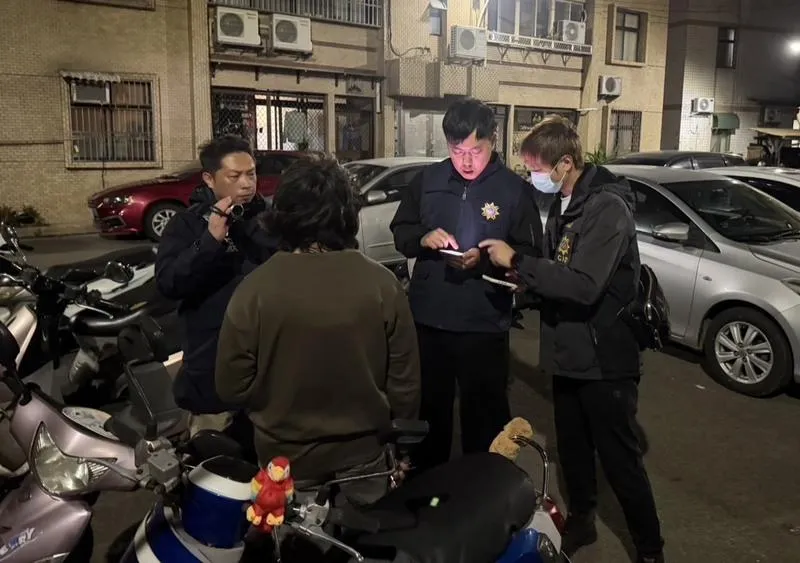 苗栗市陳男在某女子個人網路社群平台IG留言恐嚇，稱8日要去台北燈節潑硫酸、殺人，北市警方獲報後，循線於6日晚間在陳男住家將他（左2）查獲到案、送辦。（圖／翻攝照片）