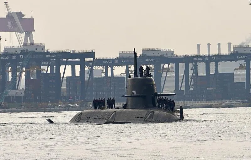 海鯤號潛艦啟航離開高雄港。(圖/中央社)