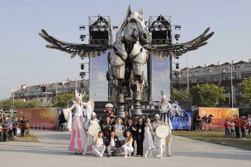 法國「飛天白馬秀」於2026台灣燈會演出，9日到14日於2026台灣燈會縣府舞台盛大展演，每晚安排3場演出。（圖/嘉義縣政府提供）