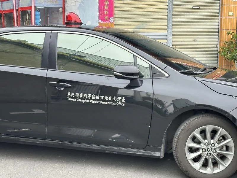 南投縣杉林溪森林生態渡假園區1輛園區電動接駁車9日墜落邊坡,來自彰化縣田中鎮陳姓乘客重傷搶救不治,台灣彰化地方檢察署檢察官10日下午率法醫前往陳宅相驗。(圖/中央社)