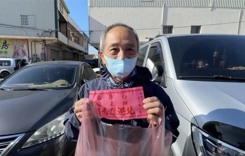 苗栗縣通霄鎮白沙屯拱天宮媽祖徒步進香活動11日開放報名，排隊人龍綿延逾1公里，來自高雄的蔡姓男子（圖）為了過世的弟弟，提前5天到場排隊，如願拿到第1號臂章。（民眾提供）