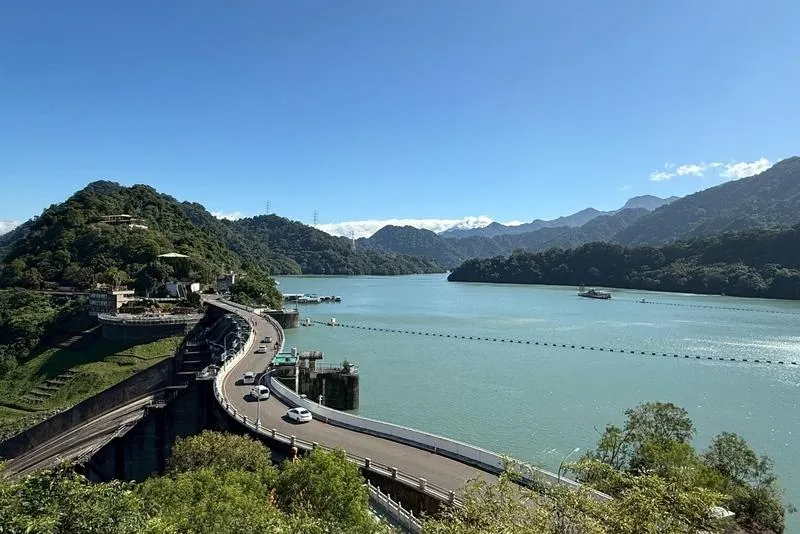 經濟部水利署北區水資源分署11日表示，石門水庫並無特定魚類（含香魚）保育計畫實施，更無許可特定團體捕獵香魚情事，特別就網路社群流傳假訊息提出澄清。圖為石門水庫一景。（圖/水利署北區水資源分署提供）