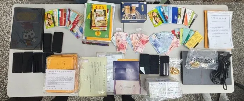 警方查扣買賣契約書、納骨塔登記表、教戰手冊等證物。（圖／中天新聞）