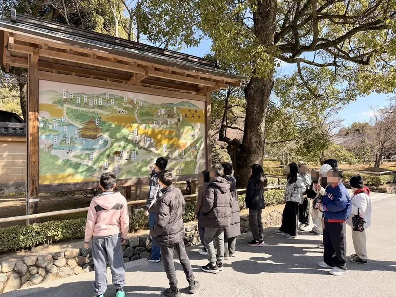 高雄市岡山區和平國小5000元日本畢業旅行近日出發,校方10日帶著13位畢業生造訪京都、大阪、奈良,展開5天4夜畢旅。(圖/和平國小提供)